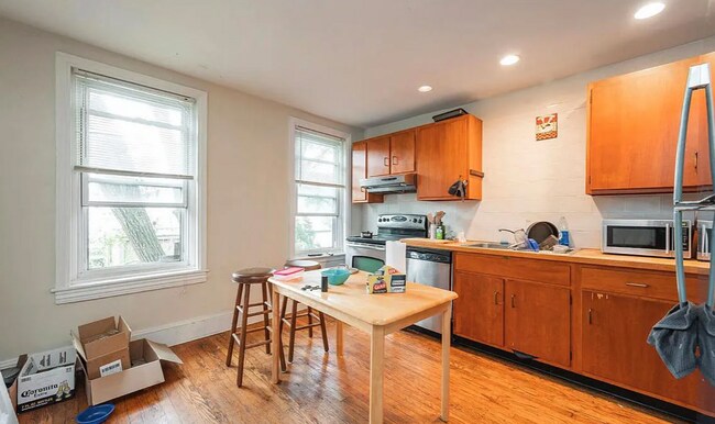 Photo - 413 N 33rd St Apartments