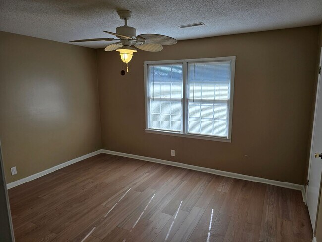 Foto del edificio - 2 bedroom 1.5 bath condo now available for rent in Dalton, Ga
