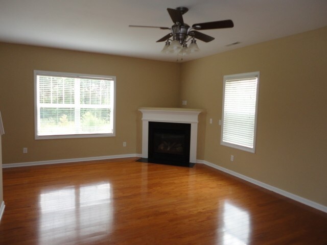 Foto del edificio - 210 Goldfinch Ct