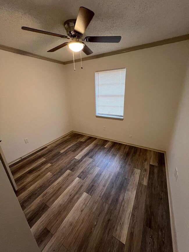 Building Photo - 607 Waggoner St