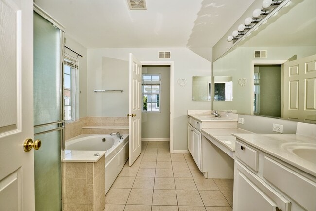 Building Photo - 447 Cardinal Ln