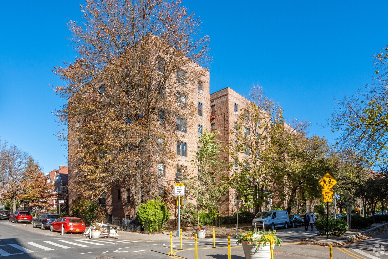 Saxony Towers Apartments in Flushing, NY