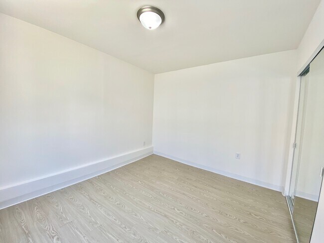 Foto del edificio - 1659 Oakdale Ave