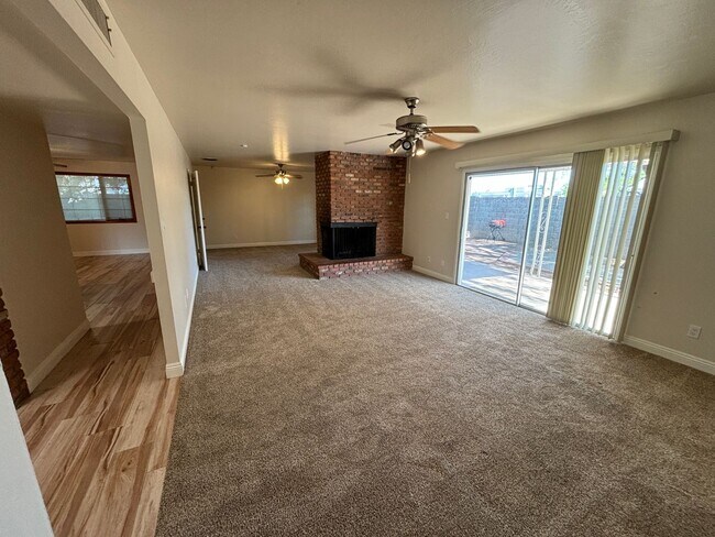 Building Photo - Meticulously Cared For Tempe Home with Lus...