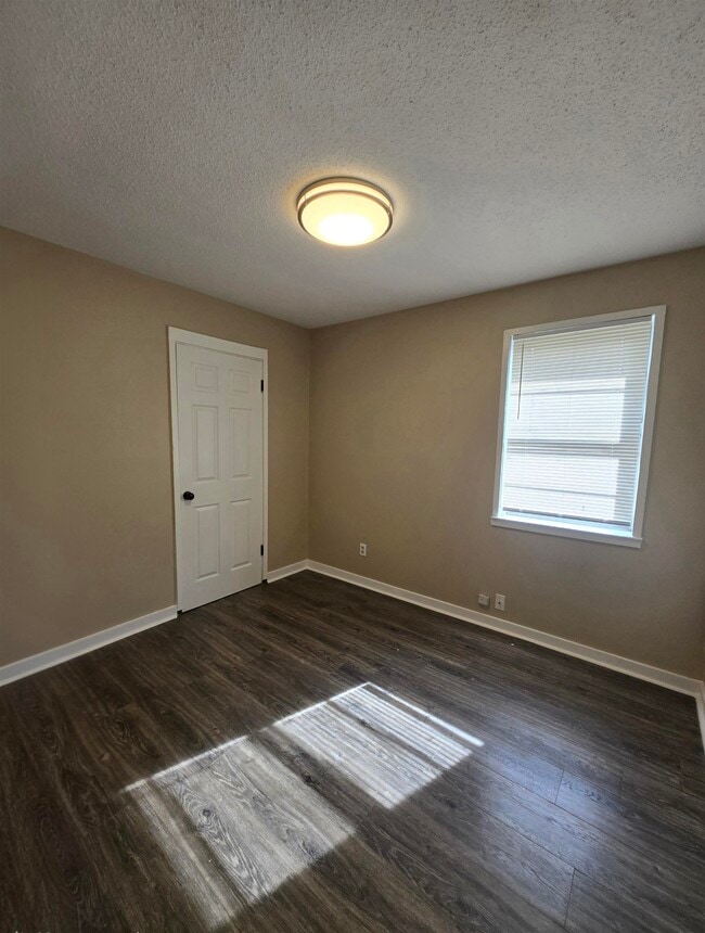 Building Photo - 519 N 5th St