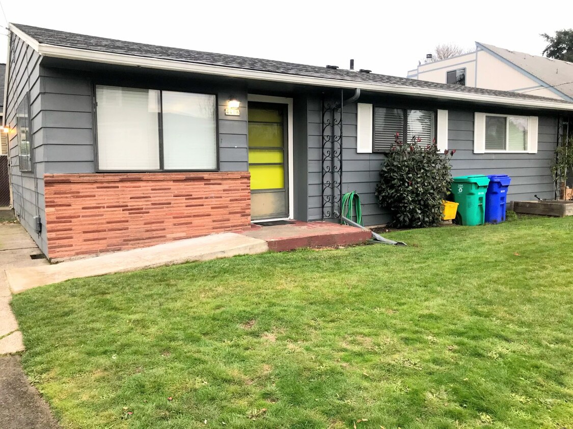 Primary Photo - Inner SE Duplex Apt with Fenced Yard