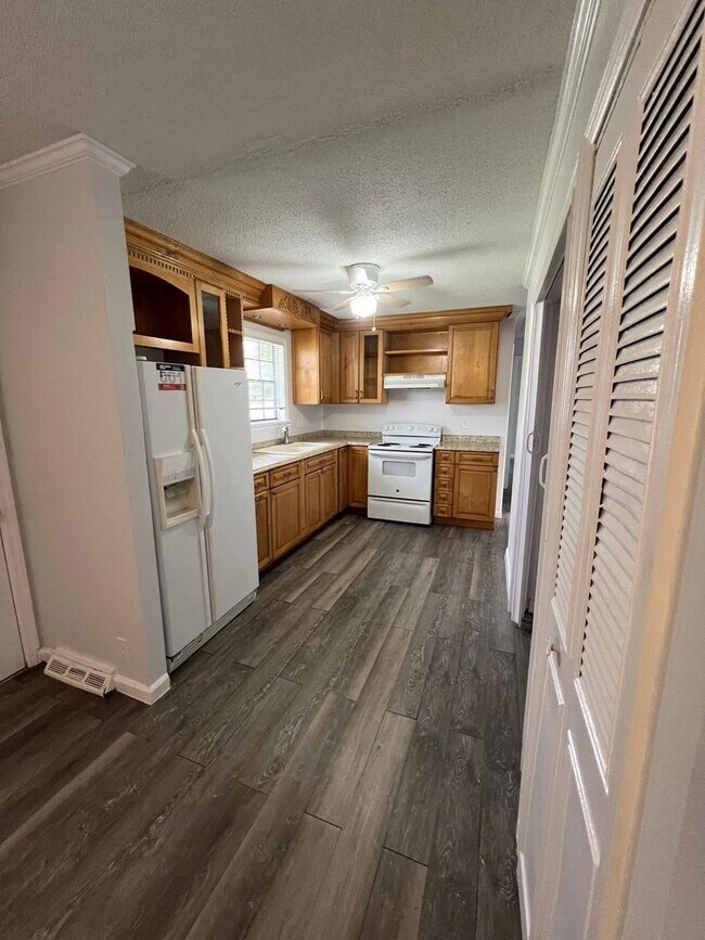 Building Photo - 3 bedroom, 2 bath renovated home