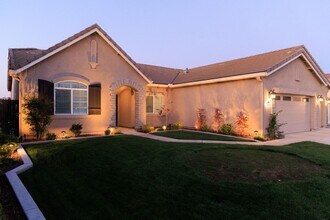 Building Photo - 2310 W Tyler Ave