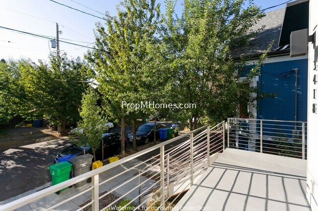 Building Photo - 3418 N Commercial Ave