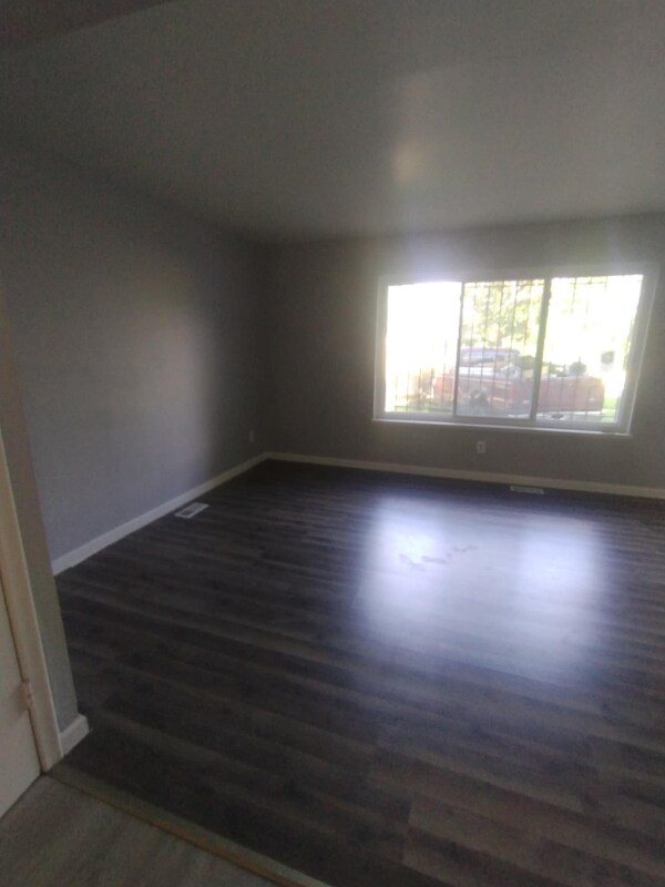 Building Photo - 5805 Cloverlawn Dr