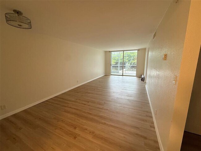 Foto del edificio - 689 NE 6th Ct