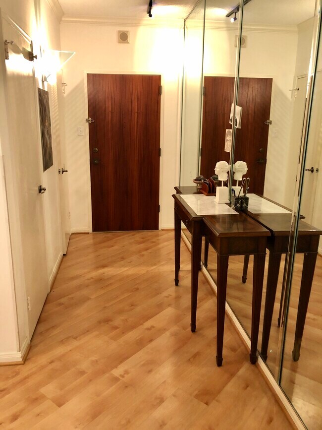 Entry foyer - 1400 Hermann Dr