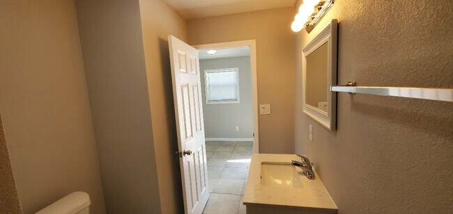 Building Photo - 712-714 Gateway Dr