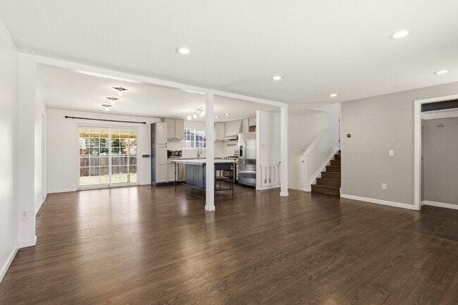 Foto del edificio - Spacious 5 Bed Home with Finished Basement, Multiple Living Areas & Private Backyard