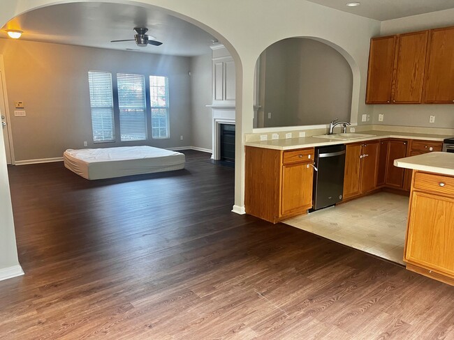 Building Photo - 102 Walnut Woods Dr