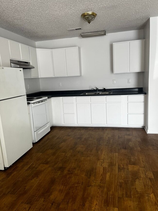 Foto del edificio - 3 Bedroom 1 Bath apartment!