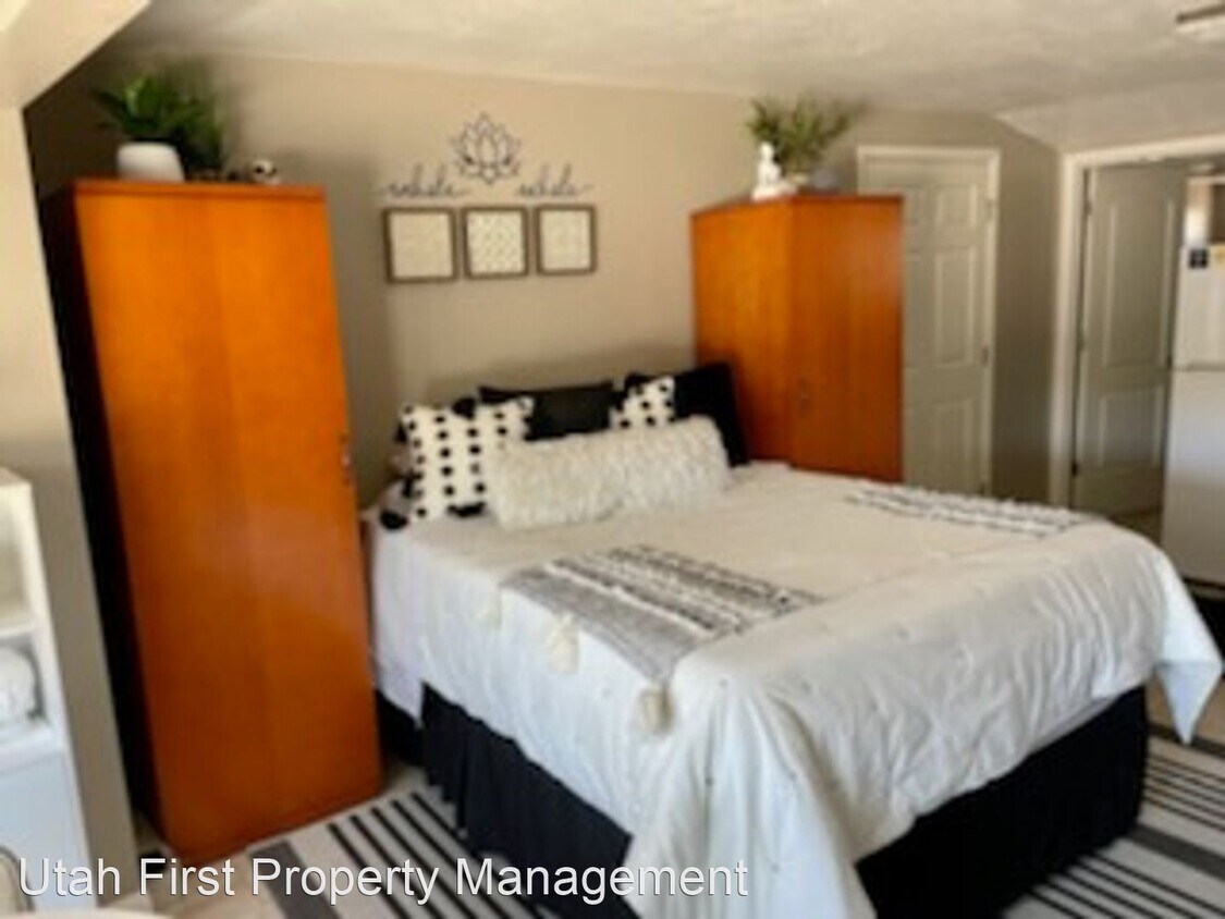 Foto principal - Studio, 1 bath House - 665 N High Desert Rd