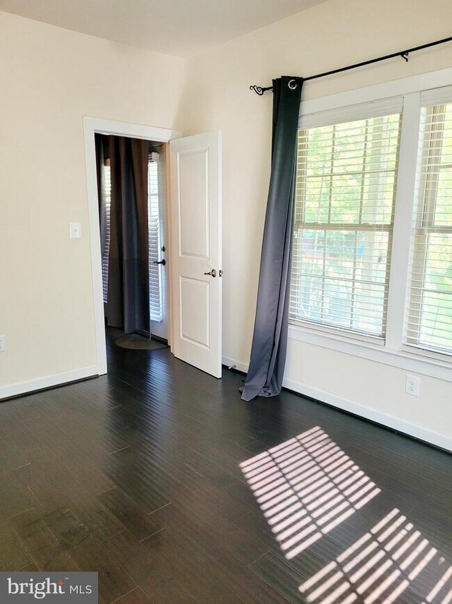Building Photo - 2702 Prospect Hill Dr