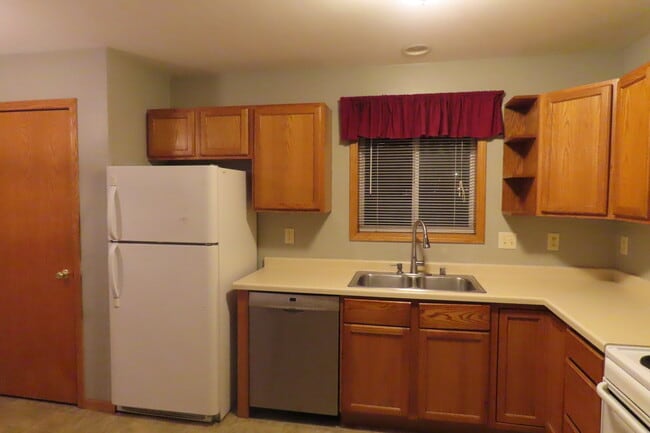 Kitchen 12/17 garbage disposla frige dishwasher - 2025 S Main St