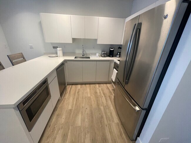 Actualizar la cocina abierta - 2301 Collins Ave