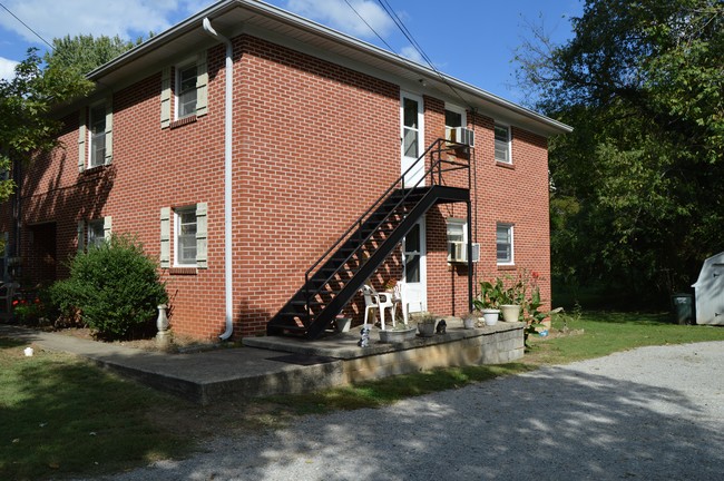 Building Photo - 104 Greenlawn Dr