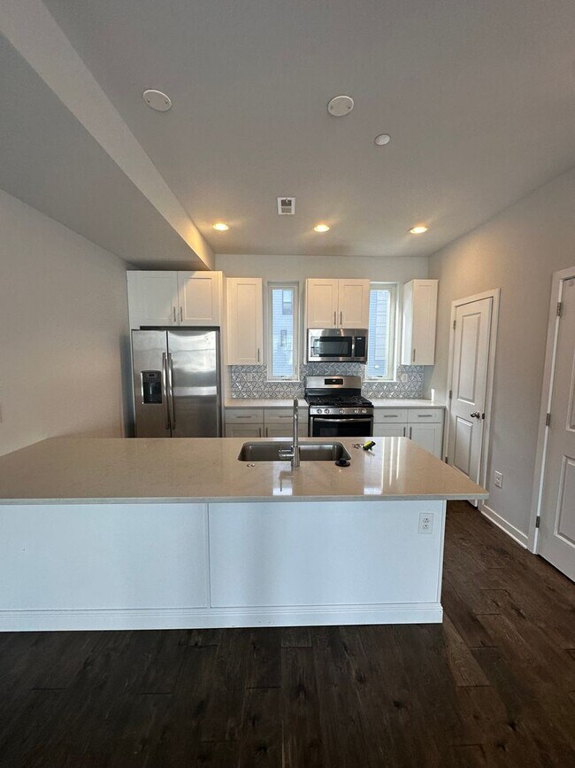 Building Photo - Beautifully Renovated 4 Bed/ 3.5 Bath With Rooftop!