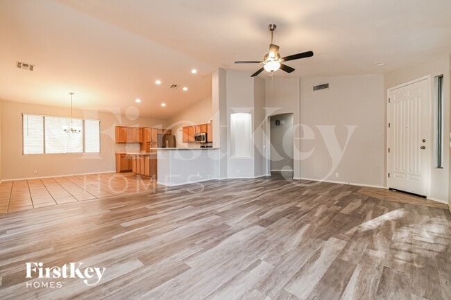 Building Photo - 2701 E Hulet Dr