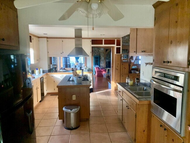 Foto del edificio - 9077 Henderson Ln