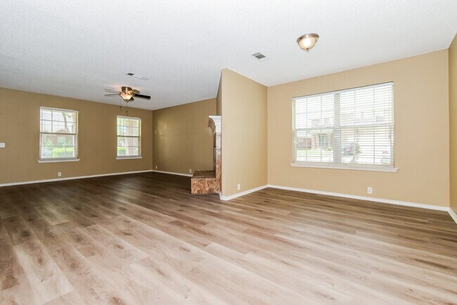 Foto del edificio - 3304 Creekwood Dr