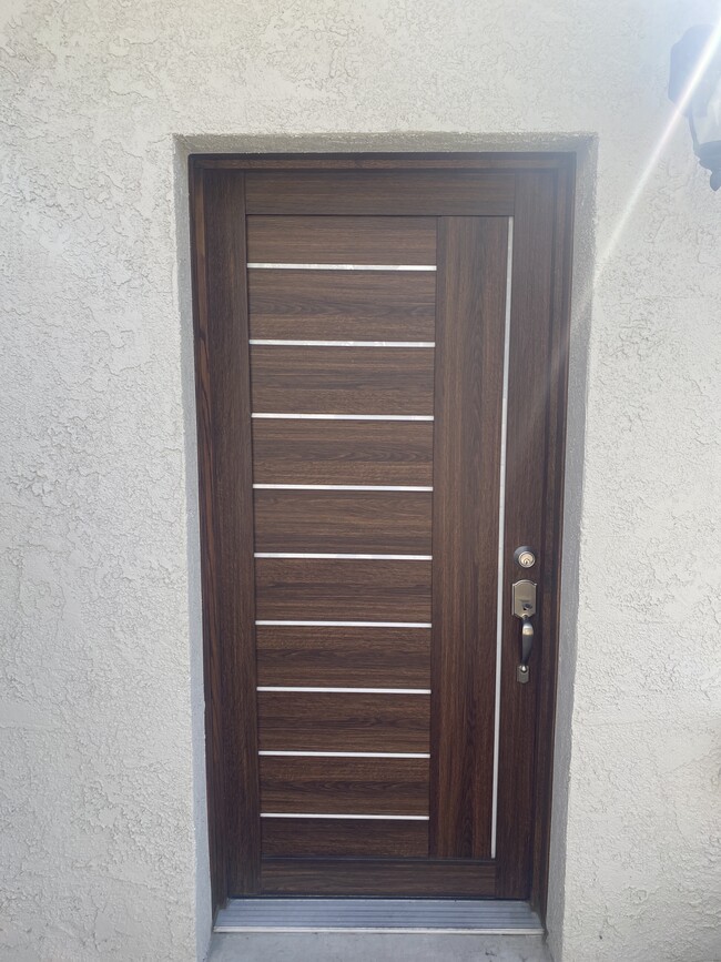 Puerta de entrada personalizada - 13732 Mindora Ave