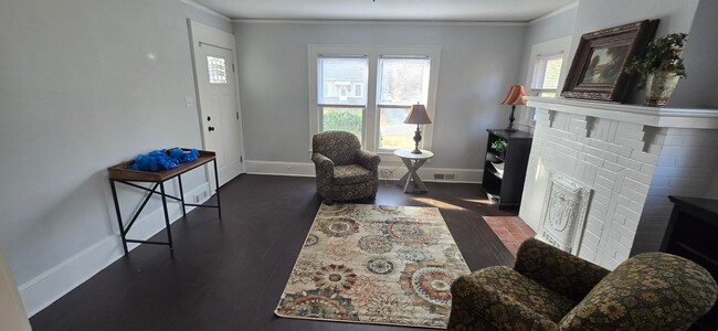 Building Photo - Bright and cozy cottage in Gordon Manor