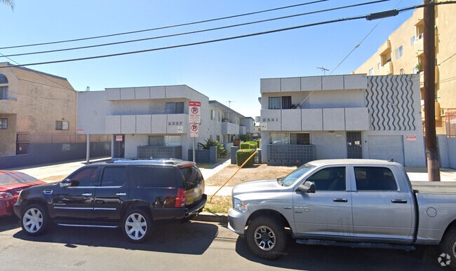 Building Photo - Cedros
