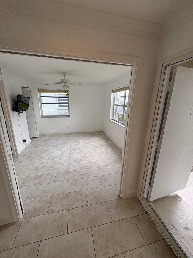 Building Photo - 1020 Silk Oak Terrace