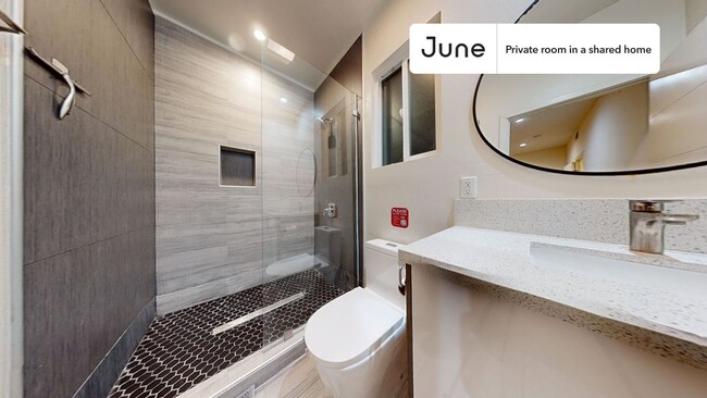 Foto del edificio - Private bedroom in 4 bed/4 bath Home