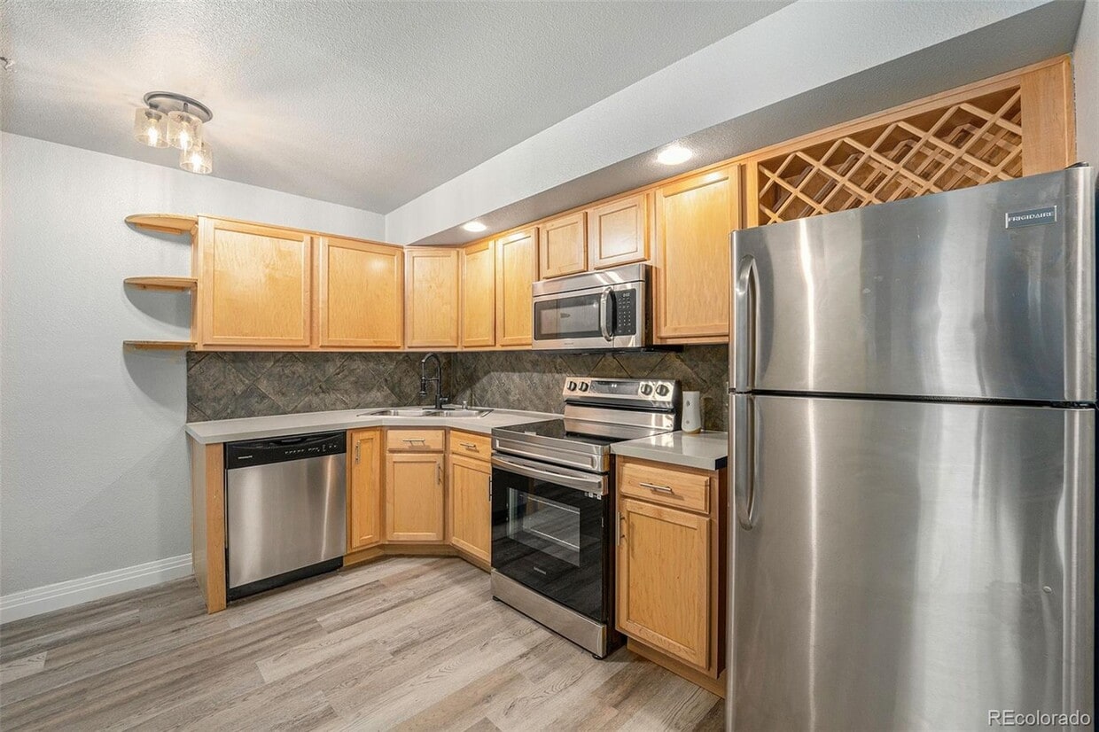 Primary Photo - 601 W 11th Ave