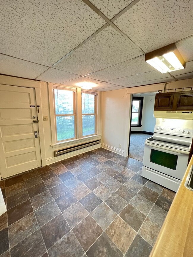 Building Photo - 1st Floor 1+ Bedroom Apartment! AVAILABLE MAY!