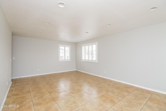 Building Photo - 1227 E Wayland Dr