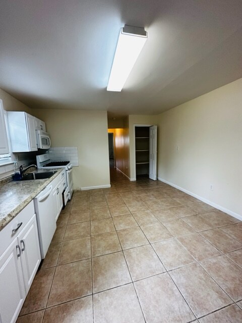 Foto del edificio - 203 Pineview Ave