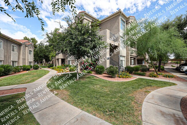 Building Photo - 2 Bed 2 Bath Condo in Ahwatukee!