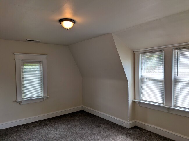 Building Photo - 207 S Easton Rd