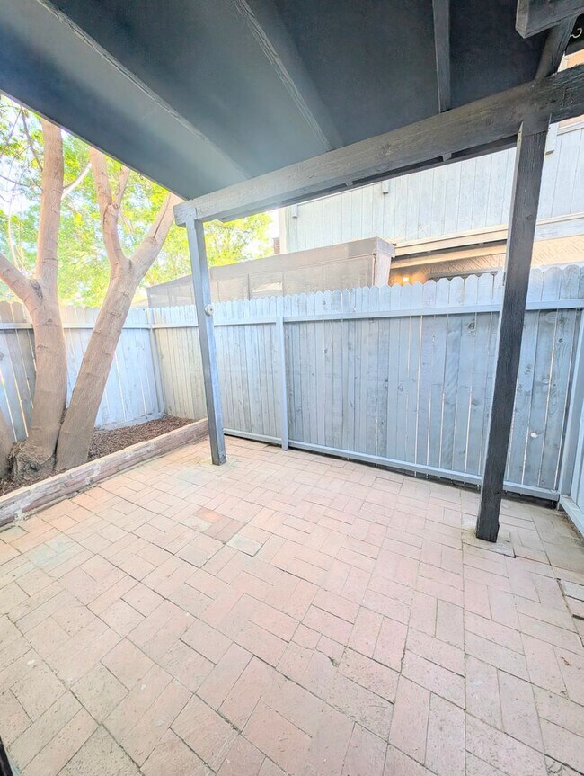 Foto del edificio - CUTE TOWNHOME AVAILABLE NOW NEAR DOWNTOWN ...