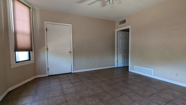 Building Photo - Duplex Unit for Rent