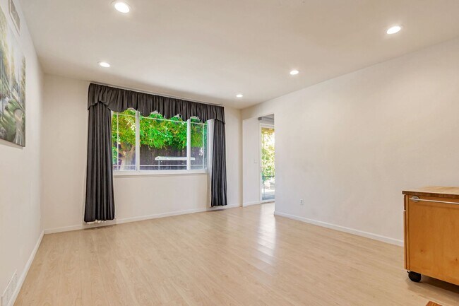 Building Photo - Spacious 4BR/2BA Home in Prime Irvington C...