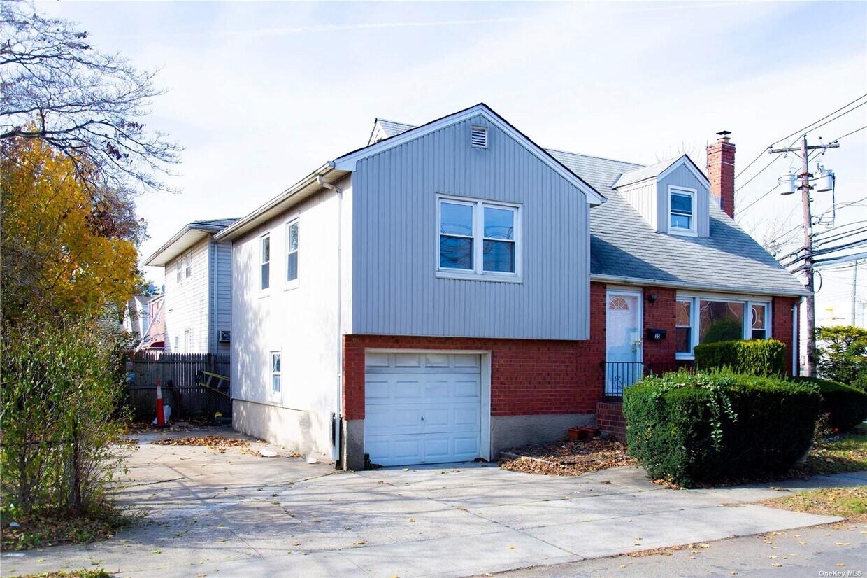 35 Fieldston St, Westbury, NY 11590 House Rental in Westbury, NY