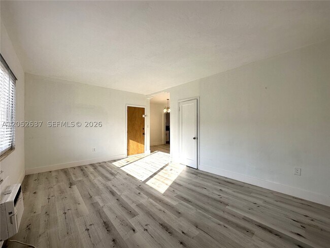 Building Photo - 955 Bay Dr E