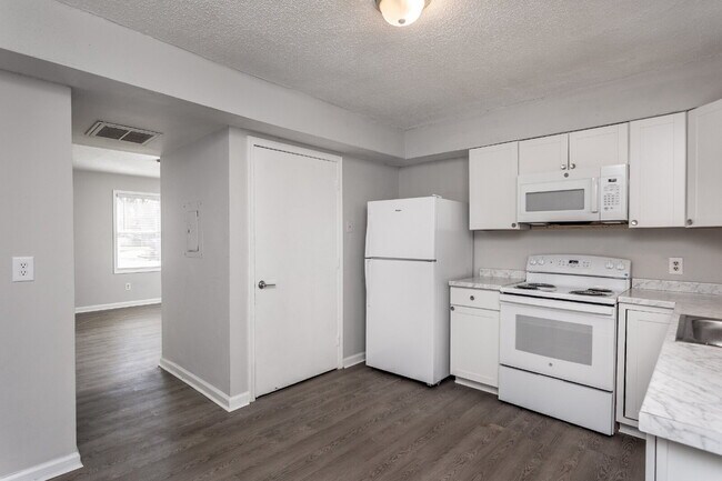 Foto del edificio - 2 Bed/1bath Townhome blocks from Downtown Raleigh with off street parking