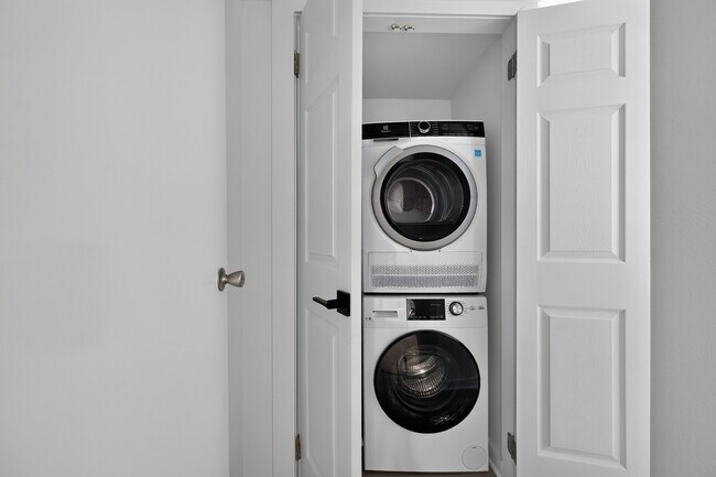 Mejora tu rutina diaria con lavandería en cada apartamento en The Woods at Ambler, una comunidad de Eagle Rock. Disfruta de la comodidad de electrodomésticos modernos en un diseño elegante y que optimiza el espacio. ¡Agenda tu visita hoy mismo! - The Woods at Ambler, an Eagle Rock Community
