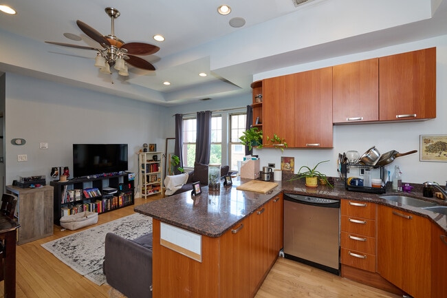 Foto del edificio - 5711 N Kimball Ave