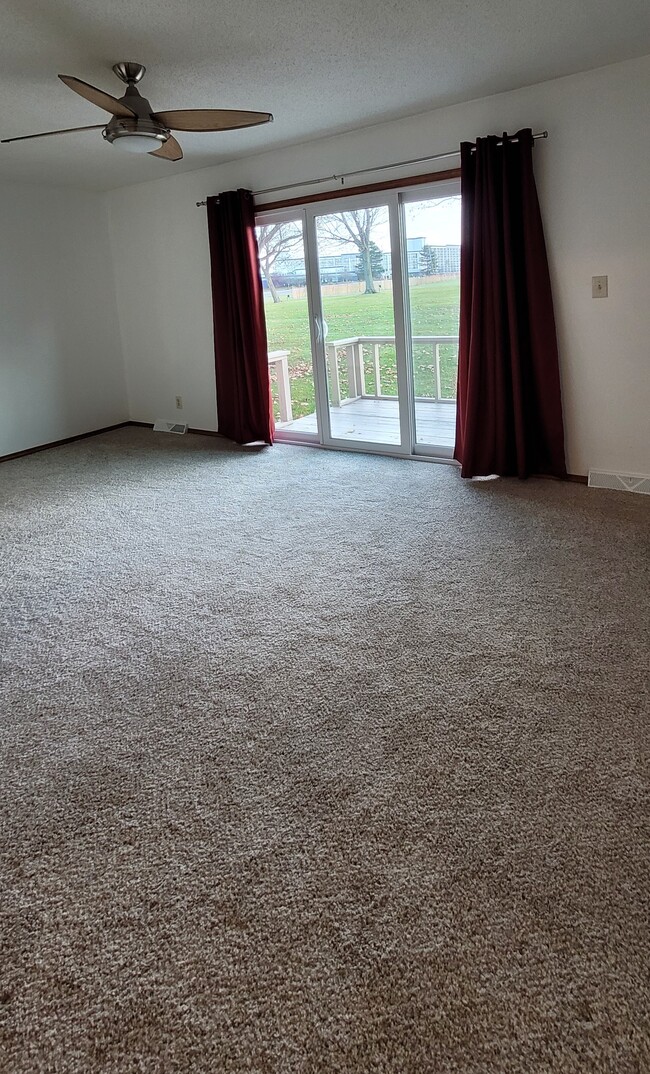 Living room - 2984 E River Rd