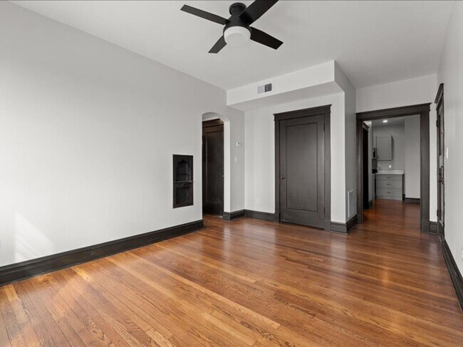 Foto del edificio - 4909 Lindenwood Ave
